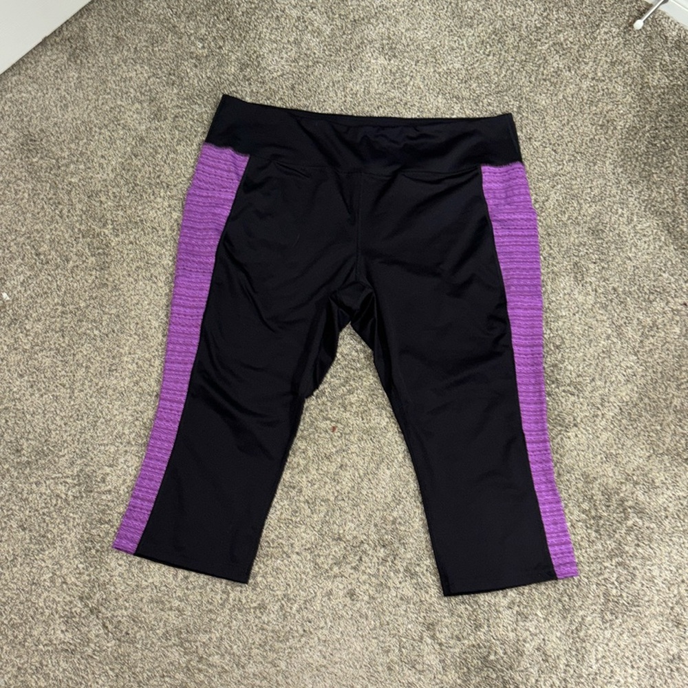 Tek Gear Dry Tek purple and black capris size 22-26 with pockets!